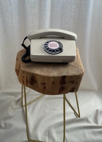 audio gaestebuch telefon von salut salut in der farbe beige auf einem holzständer
